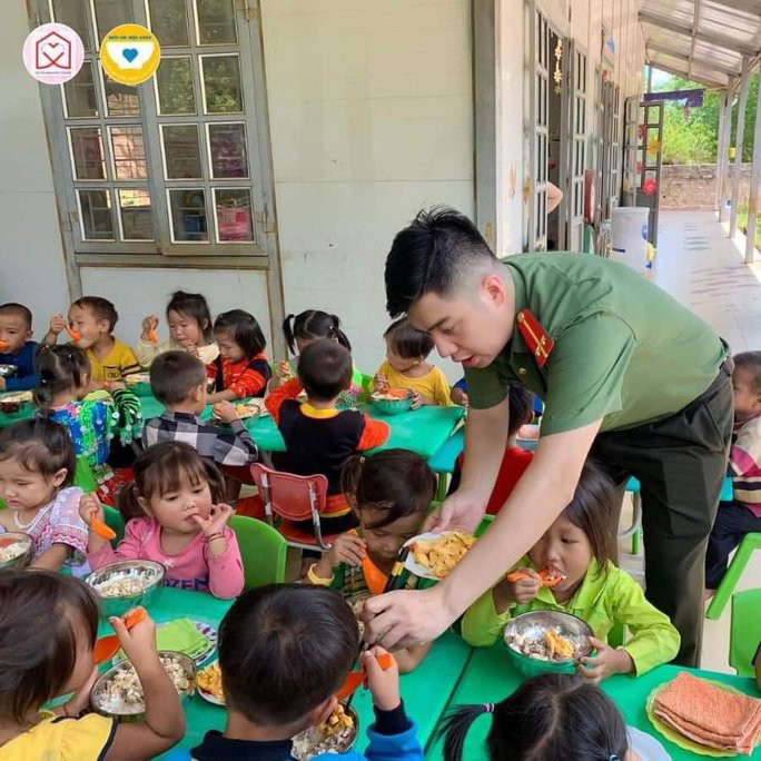 Dương Hải Anh bên những em nhỏ với những bữa cơm trong dự án “Nuôi em Mộc Châu”. (Ảnh do nhân vật cung cấp)