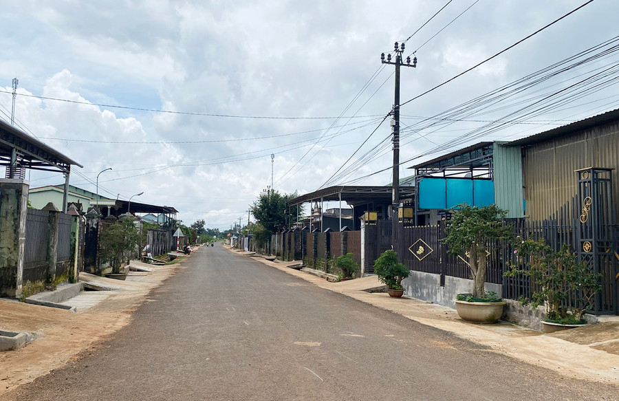 Những dãy nhà khu tập thể công nhân trà ngày xưa đã được thay thế bằng những ngôi nhà khang trang, vững chắc tại thôn 1 và thôn 2 xã Nghĩa Hưng. Ảnh: S.C Những dãy nhà khu tập thể công nhân trà ngày xưa đã được thay thế bằng những ngôi nhà khang trang, vững chắc tại thôn 1 và thôn 2 xã Nghĩa Hưng. Ảnh: S.C