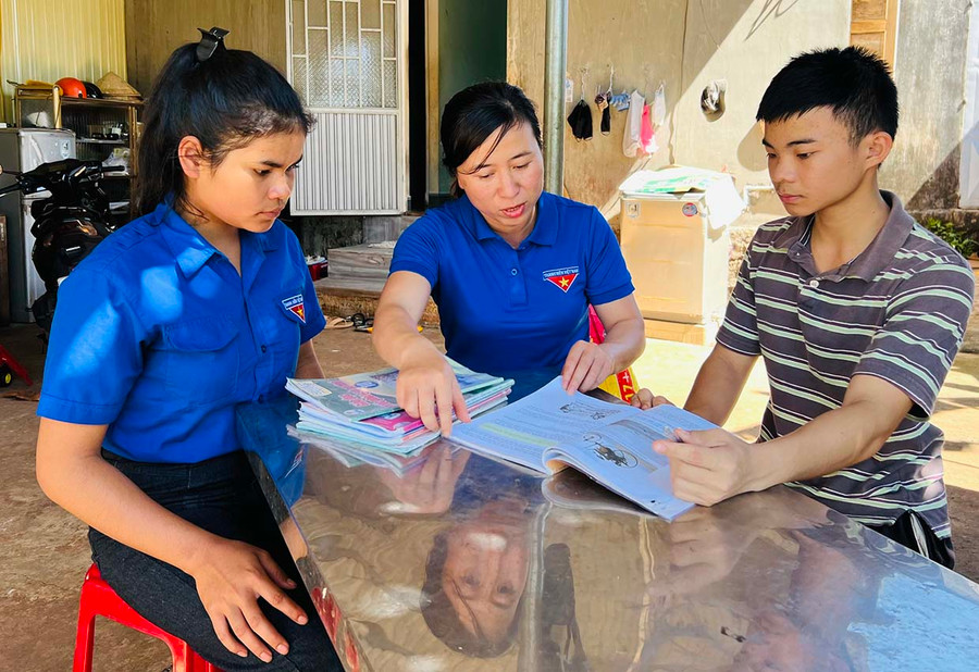 Đoàn viên xã Biển Hồ (TP. Pleiku) thăm hỏi, động viên em Nguyễn Khắc Thi Thiên (bìa phải). Ảnh: P.L