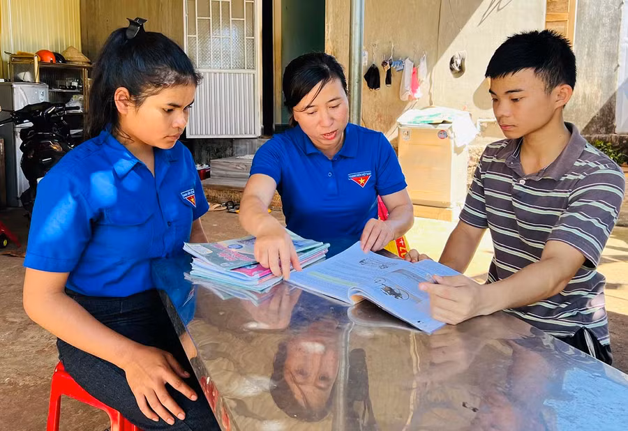 Đoàn viên xã Biển Hồ (TP. Pleiku) thăm hỏi, động viên em Nguyễn Khắc Thi Thiên (bìa phải). Ảnh: P.L