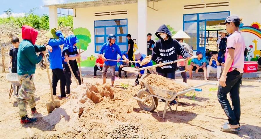 Người dân làng Veh (xã Chư Krey) chung tay đóng góp ngày công xây dựng lớp học. Ảnh: Ngọc Sơn Người dân làng Veh (xã Chư Krey) chung tay đóng góp ngày công xây dựng lớp học. Ảnh: Ngọc Sơn