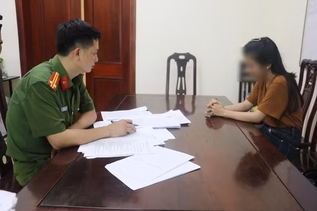 Đối tượng Trần Thị H. tại cơ quan công an (ảnh: Công an tỉnh Nghệ An)