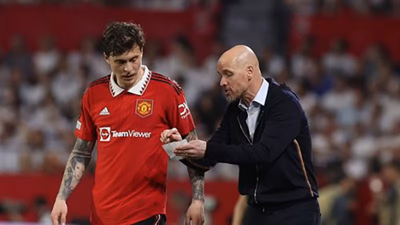 Ten Hag xem Lindelof là cầu thủ xuất sắc nhất trận MU thắng Aston Villa. ẢNH: GETTY