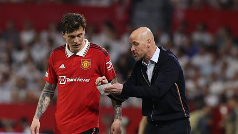 Ten Hag xem Lindelof là cầu thủ xuất sắc nhất trận MU thắng Aston Villa. ẢNH: GETTY