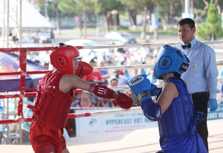 Em Trần Nguyễn Bảo Ngọc (bìa trái) nuôi ước mơ trở thành võ sĩ chuyên nghiệp. Ảnh: Lê Văn Ngọc Em Trần Nguyễn Bảo Ngọc (bìa trái) nuôi ước mơ trở thành võ sĩ chuyên nghiệp. Ảnh: Lê Văn Ngọc