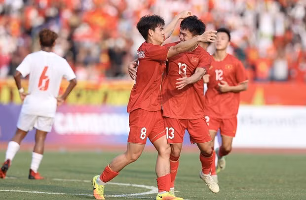 Hai cầu thủ Khuất Văn Khang và Hồ Văn Cương ăn mừng bàn thắng nâng tỉ số lên 3 - 0. (Ảnh: Hoàng Linh/TTXVN)