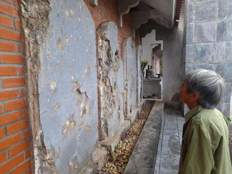 Người dân Vĩnh Linh xúc động trước hàng bia ghi công 7 anh hùng tại NTLS H.Vĩnh Linh.