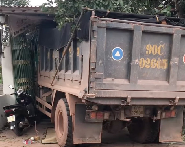 Chiếc xe tải lao vào quán cắt tóc. Ảnh: Facebook Chiếc xe tải lao vào quán cắt tóc. Ảnh: Facebook
