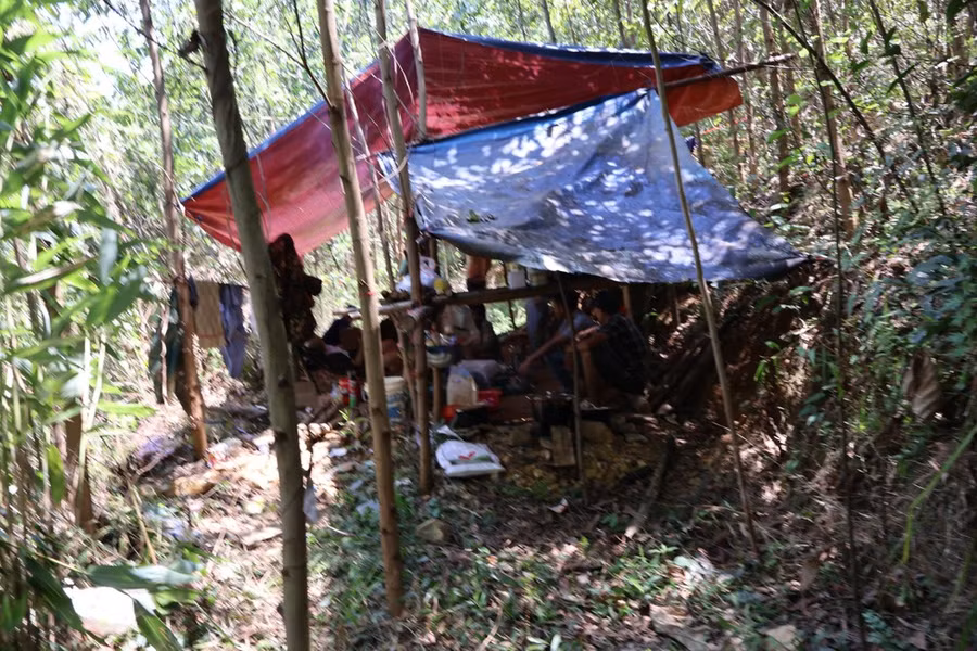 Một lán trại được phát hiện tại khu vực đào vàng trái phép trên đồi Hố Du (thôn Bình Tân, xã Trà Bình, huyện Trà Bồng). Ảnh: Công an Trà Bồng