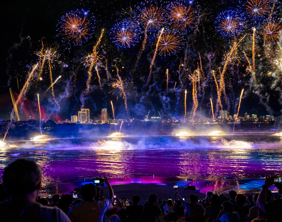 Màn bắn pháo hoa từ các chiếc mô tô nước Jetski. Ảnh: Nguyễn Tú