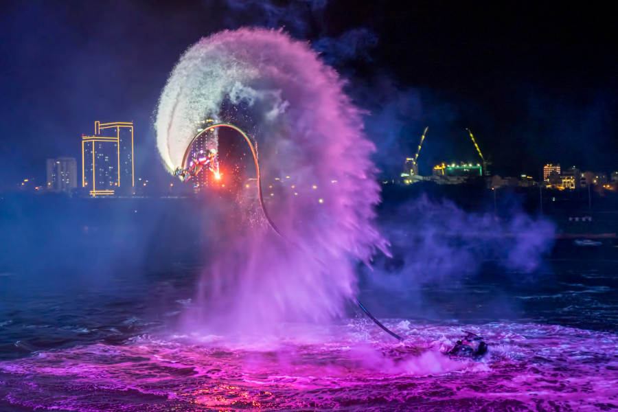 Sau các show trình diễn Jetski, Flyboards vào ban ngày tại Phú Quốc và Awaken River tại TP.Đà Nẵng, Sun Group tiếp tục cùng H2O, nhà sản xuất từng góp mặt trong các siêu phẩm điện ảnh Hollywood như James Bond, Mission Impossible… đưa các &quot;Iron Man&quot; đến bay lượn, nhào lộn trên sông Hàn vào ban đêm. Ảnh: Nguyễn Tú