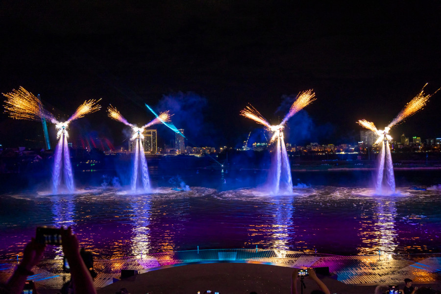 Các &quot;Iron Man&quot; bắn pháo từ bộ giáp bảo hộ trên người. Ảnh: Nguyễn Tú