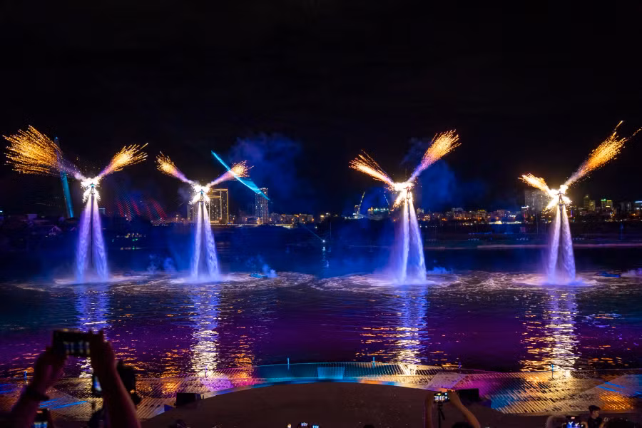 Các "Iron Man" bắn pháo từ bộ giáp bảo hộ trên người. Ảnh: Nguyễn Tú