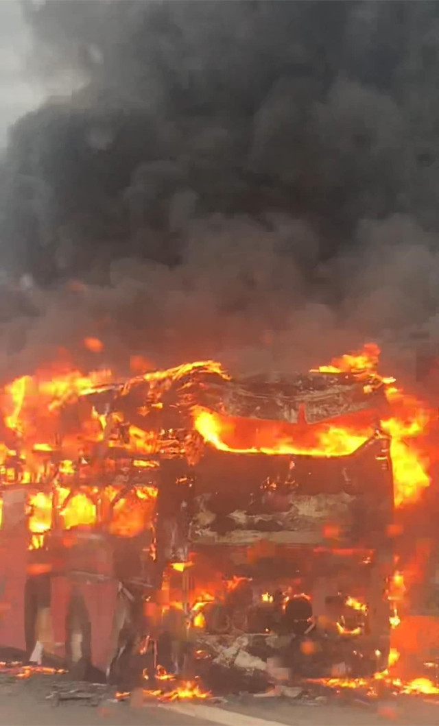 Xe khách giường nằm bốc cháy dữ dội. Ảnh: Người dân cung cấp