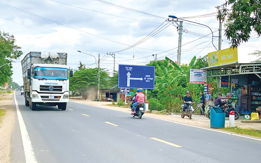 Làng Chrung (sáp nhập từ làng Ama Nhơn và làng Chrung) nằm bên tuyến quốc lộ 25-đoạn qua trung tâm xã Ia Piar. Ảnh: M.P