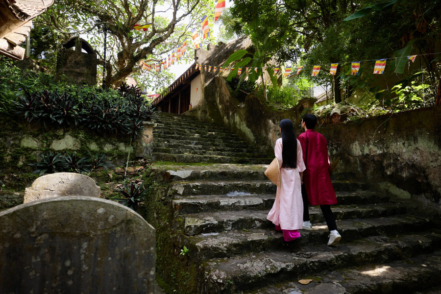 Đường lên cổ tự Long Đọi Sơn với tuổi đời ngàn năm. Ảnh Khánh Hà Đường lên cổ tự Long Đọi Sơn với tuổi đời ngàn năm. Ảnh Khánh Hà