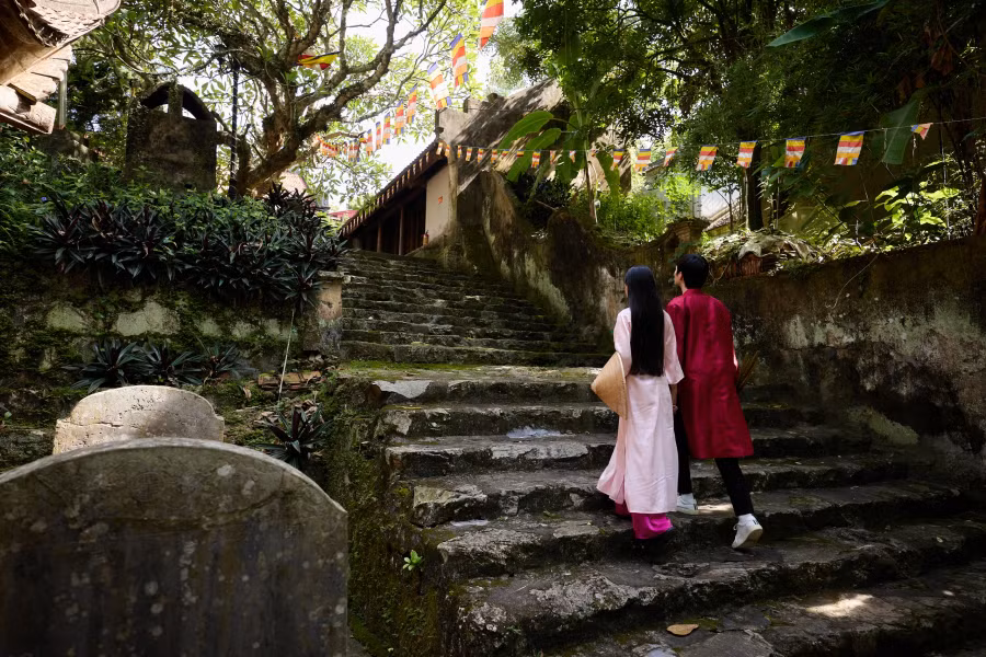 Đường lên cổ tự Long Đọi Sơn với tuổi đời ngàn năm. Ảnh Khánh Hà