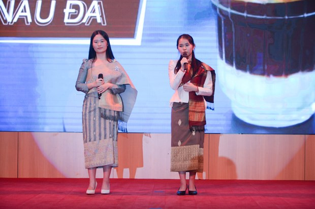 Lưu sinh viên Lào, theo học tại Trường Đại học Kinh tế Quốc dân tham gia chương trình Hùng biện tiếng Việt do Bộ Giáo dục và Đào tạo tổ chức. (Ảnh: PV/Vietnam+) Lưu sinh viên Lào, theo học tại Trường Đại học Kinh tế Quốc dân tham gia chương trình Hùng biện tiếng Việt do Bộ Giáo dục và Đào tạo tổ chức. (Ảnh: PV/Vietnam+)