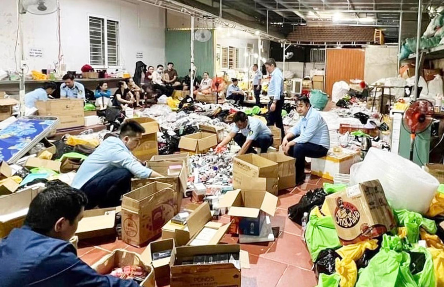 Việc livestream bán hàng trên các nền tảng mạng xã hội đang gây ra nhiều khó khăn cho công tác quản lý của ngành chức năng (ảnh đơn vị cung cấp). Việc livestream bán hàng trên các nền tảng mạng xã hội đang gây ra nhiều khó khăn cho công tác quản lý của ngành chức năng (ảnh đơn vị cung cấp).