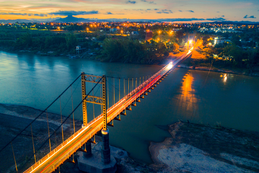 Cầu treo Kon Klor về đêm. Ảnh: Nguyễn Ban Cầu treo Kon Klor về đêm. Ảnh: Nguyễn Ban