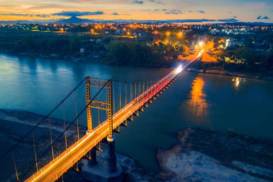 Cầu treo Kon Klor về đêm. Ảnh: Nguyễn Ban