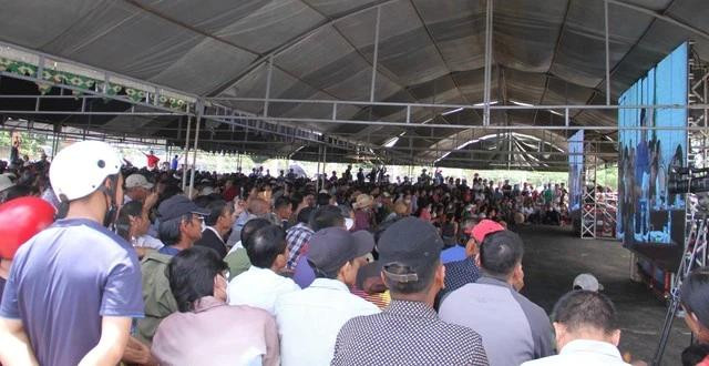 Hàng trăm người nhận khoán của Công ty Thắng Lợi theo dõi buổi đối thoại. Ảnh: Hoàng Bình Hàng trăm người nhận khoán của Công ty Thắng Lợi theo dõi buổi đối thoại. Ảnh: Hoàng Bình