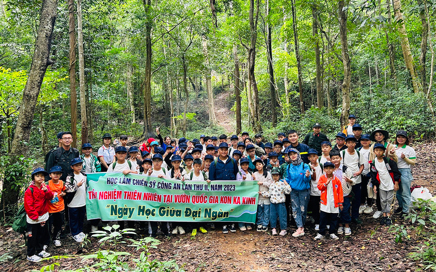 Các chiến sĩ “nhí” trải nghiệm tại Vườn Quốc gia Kon Ka Kinh với chủ đề “Ngày học giữa đại ngàn”. Ảnh: M.N Các chiến sĩ “nhí” trải nghiệm tại Vườn Quốc gia Kon Ka Kinh với chủ đề “Ngày học giữa đại ngàn”. Ảnh: M.N
