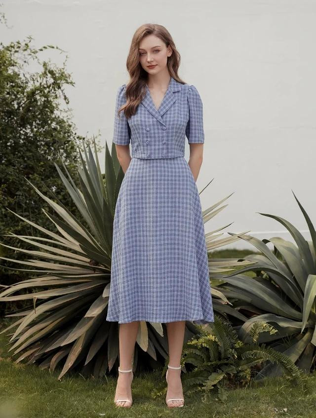 Nét thanh lịch đặc trưng của những đường kẻ sọc cho quý cô hình ảnh chững chạc, trưởng thành mà vẫn mềm mại, nữ tính thông qua set áo vest lửng phối chân váy midi