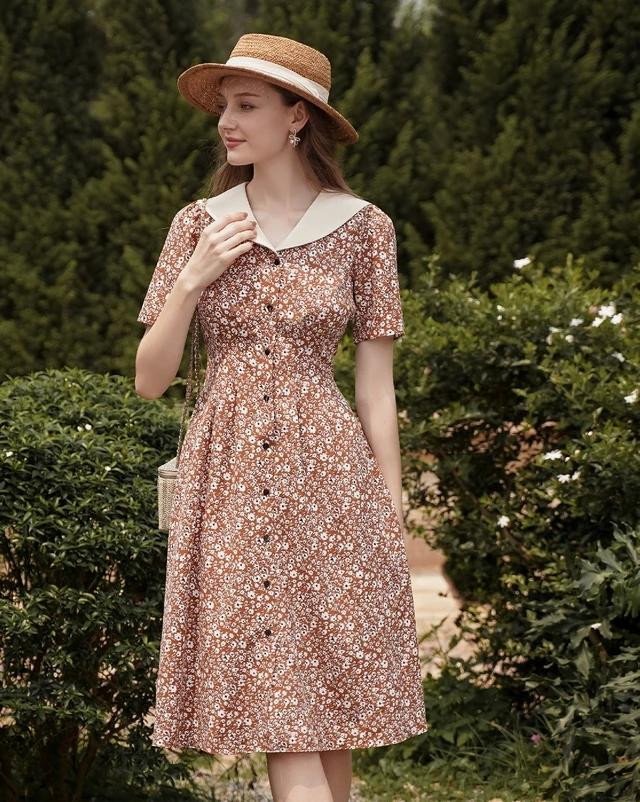 Đầm hoa nhí và mũ cói rộng vành là cặp đôi không thể sai trong mùa hè đầy nắng và gió. Phần lớn trang phục hè hướng đến sự tươi mới và thoáng mát nên được làm trên các chất vải mát nhẹ như voan chiffon, tơ hoặc tencel... Hình ảnh cô gái mùa hè tràn đầy sức sống được khắc họa qua những gam màu tinh tế phối hợp họa tiết hoa xinh xắn và dễ thương