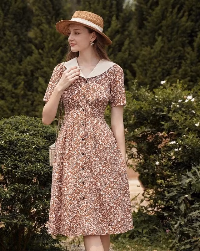Đầm hoa nhí và mũ cói rộng vành là cặp đôi không thể sai trong mùa hè đầy nắng và gió. Phần lớn trang phục hè hướng đến sự tươi mới và thoáng mát nên được làm trên các chất vải mát nhẹ như voan chiffon, tơ hoặc tencel... Hình ảnh cô gái mùa hè tràn đầy sức sống được khắc họa qua những gam màu tinh tế phối hợp họa tiết hoa xinh xắn và dễ thương