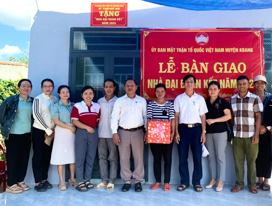 Ủy ban MTTQ Việt Nam huyện Kbang bàn giao nhà “Đại đoàn kết” cho hộ ông Đinh Sa (làng Đak Giang II, xã Đông). Ảnh: M.N Ủy ban MTTQ Việt Nam huyện Kbang bàn giao nhà “Đại đoàn kết” cho hộ ông Đinh Sa (làng Đak Giang II, xã Đông). Ảnh: M.N