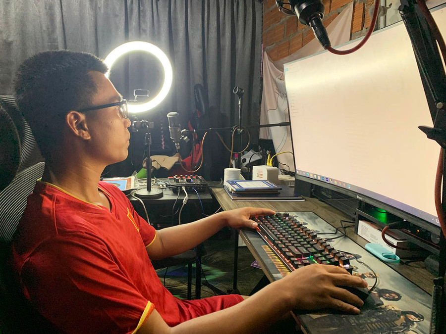 Anh Ksor Chương bên bàn làm việc của mình. Ảnh: R&apos;Ô HOK