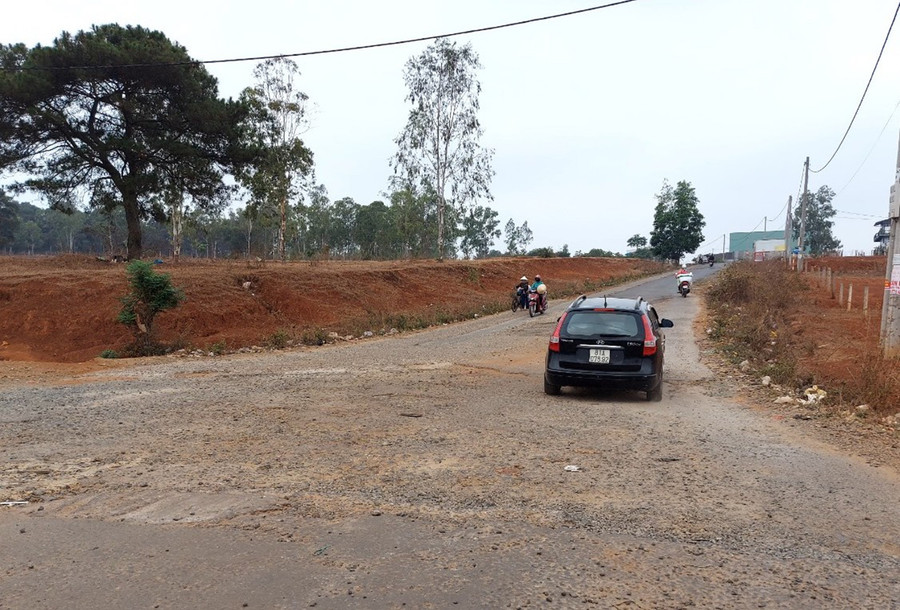 Tuyến đường nối tỉnh lộ 664 và cầu treo cuối đường Phan Đình Phùng hư hỏng nghiêm trọng. Ảnh: Thiên Di Tuyến đường nối tỉnh lộ 664 và cầu treo cuối đường Phan Đình Phùng hư hỏng nghiêm trọng. Ảnh: Thiên Di