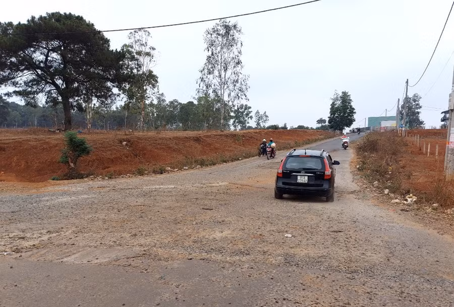 Tuyến đường nối tỉnh lộ 664 và cầu treo cuối đường Phan Đình Phùng hư hỏng nghiêm trọng. Ảnh: Thiên Di