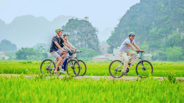 Tour đạp xe dọc các danh lam thắng cảnh tại Ninh Bình.
