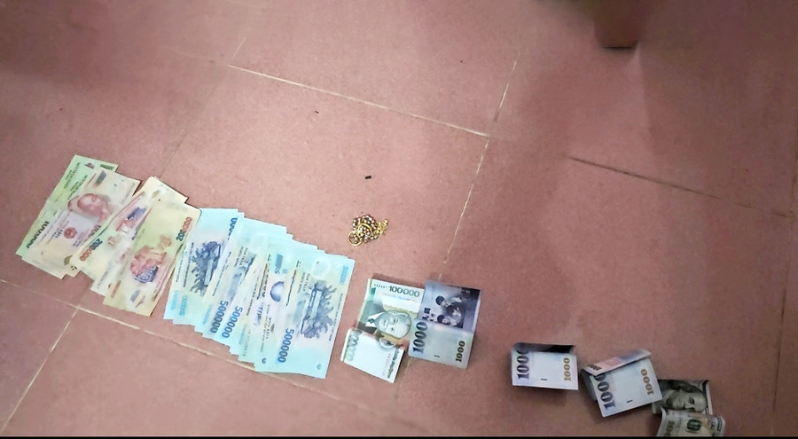 Tang vật là tiền, nhẫn, dây chuyền