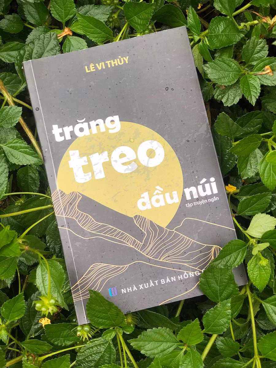 Tập truyện ngắn “Trăng treo đầu núi” của tác giả Lê Vi Thủy. Ảnh: K.S