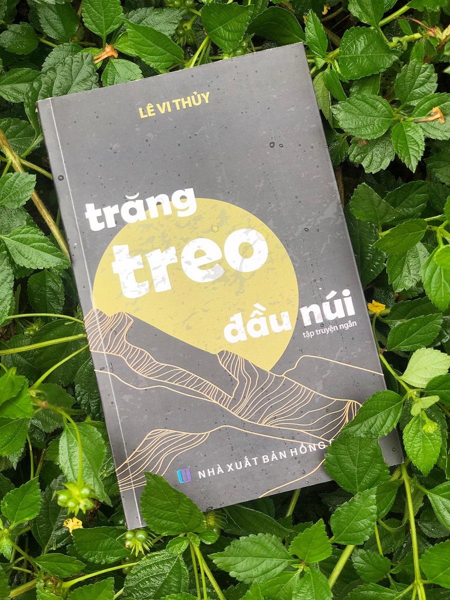 Tập truyện ngắn “Trăng treo đầu núi” của tác giả Lê Vi Thủy. Ảnh: K.S Tập truyện ngắn “Trăng treo đầu núi” của tác giả Lê Vi Thủy. Ảnh: K.S