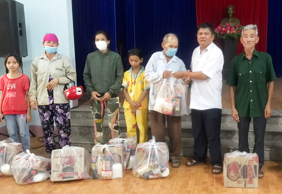 Lãnh đạo Hội Nạn nhân CĐDC/dioxin xã Hbông tặng quà cho gia đình nạn nhân da cam. Ảnh: K.P