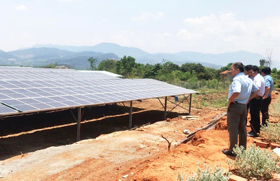 Do thiếu các thủ tục hồ sơ liên quan nên nhiều hệ thống điện mặt trời mái nhà đã bị ngưng thanh toán tiền điện từ tháng 5-2022. Ảnh: Vũ Thảo Do thiếu các thủ tục hồ sơ liên quan nên nhiều hệ thống điện mặt trời mái nhà đã bị ngưng thanh toán tiền điện từ tháng 5-2022. Ảnh: Vũ Thảo