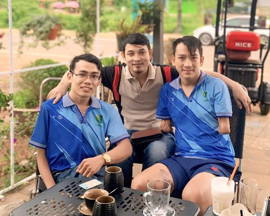 Anh Nguyễn Thanh Tâm (ở giữa) được mọi người biết đến bởi tấm lòng nhân hậu. Ảnh: H.Đ.T