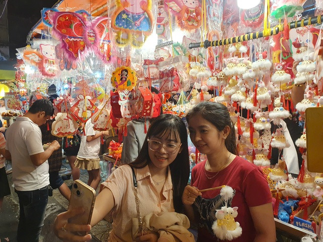 Nhiều người trẻ đến phố lồng đèn Lương Nhữ Học để tham quan và chụp ảnh check-in Nhiều người trẻ đến phố lồng đèn Lương Nhữ Học để tham quan và chụp ảnh check-in