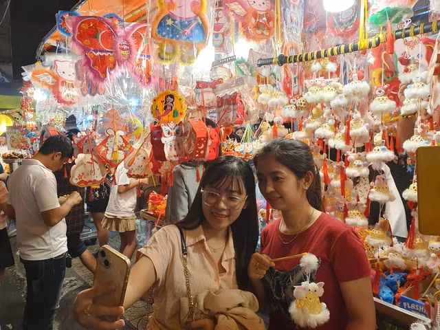 Nhiều người trẻ đến phố lồng đèn Lương Nhữ Học để tham quan và chụp ảnh check-in