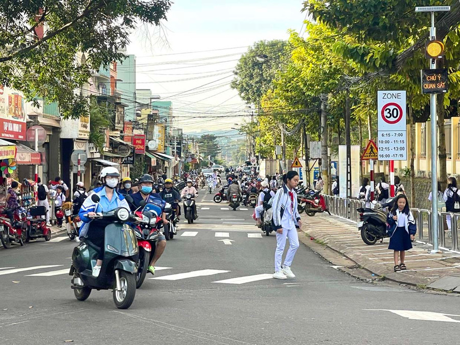 Nhiều trường học trên địa bàn TP. Pleiku được lắp biển báo hạn chế tốc độ cho phép tối đa 30 km/giờ đối với các phương tiện qua khu vực cổng trường nhằm đảm bảo an toàn cho học sinh. Ảnh: M.N