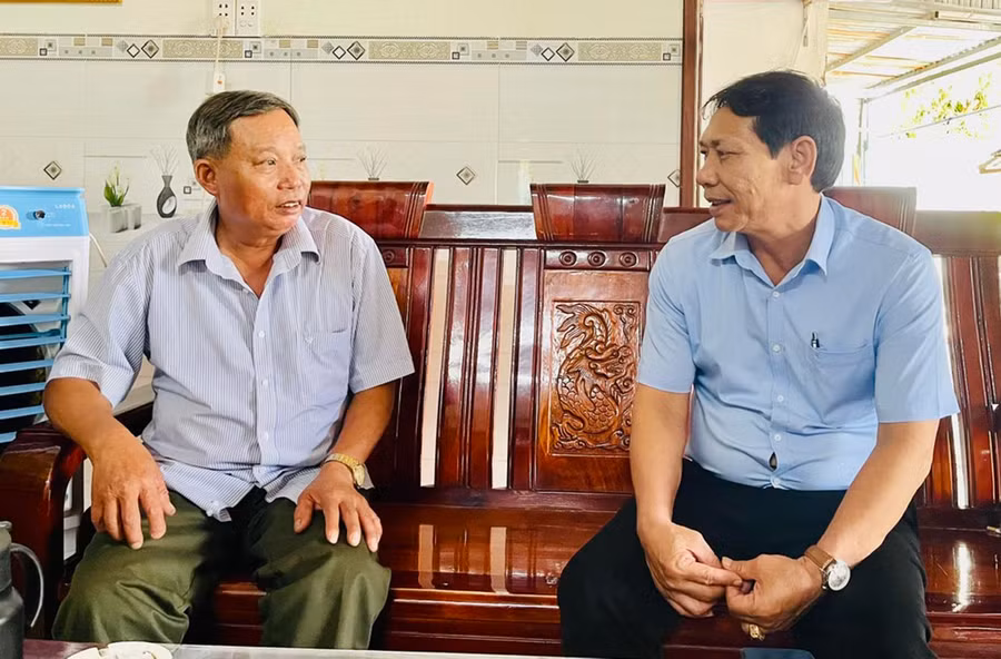 Ông Tống Văn Hiền (bìa trái) chia sẻ kinh nghiệm hòa giải với Phó Chủ tịch UBND xã Ia Sol Phạm Tiến Lâm. Ảnh: H.T