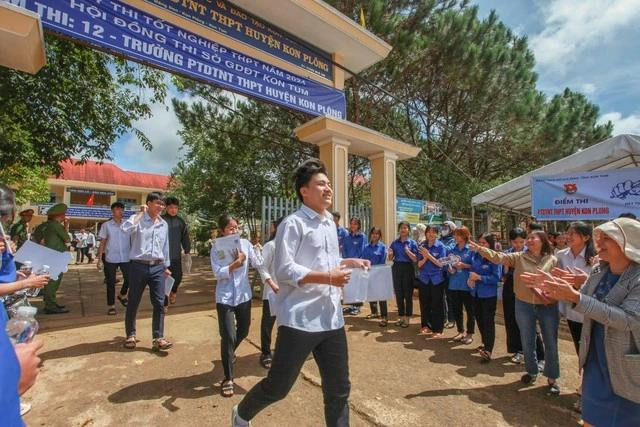 Thí sinh vui mừng rời khỏi phòng thi. Ảnh THIÊN ÂN Thí sinh vui mừng rời khỏi phòng thi. Ảnh THIÊN ÂN