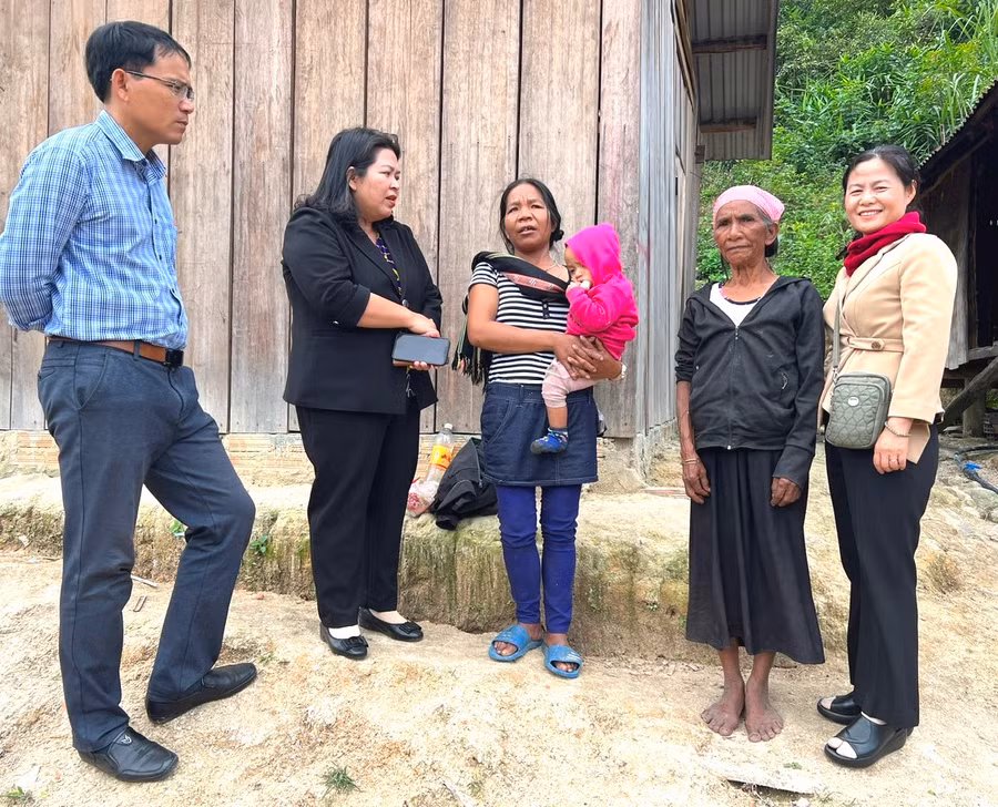 Đoàn công tác của Ban Dân tộc HĐND tỉnh khảo sát tình hình đời sống của người dân tộc thiểu số thoát nghèo tại xã Kon Pne, huyện Kbang. Ảnh: Đ.Y Đoàn công tác của Ban Dân tộc HĐND tỉnh khảo sát tình hình đời sống của người dân tộc thiểu số thoát nghèo tại xã Kon Pne, huyện Kbang. Ảnh: Đ.Y