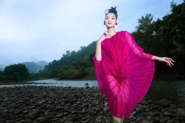 Đầm cánh sen chất liệu voan (NTK Hà Linh Thư) mang màu hồng fuchsia rực rỡ kết hợp với các phụ trang cùng tone bật lên sự quyến rũ khó cưỡng Đầm cánh sen chất liệu voan (NTK Hà Linh Thư) mang màu hồng fuchsia rực rỡ kết hợp với các phụ trang cùng tone bật lên sự quyến rũ khó cưỡng