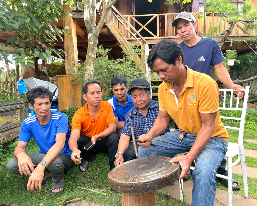 Các nghệ nhân Jrai chăm chú tìm hiểu về kỹ thuật chỉnh chiêng. Ảnh: Phương Duyên Các nghệ nhân Jrai chăm chú tìm hiểu về kỹ thuật chỉnh chiêng. Ảnh: Phương Duyên