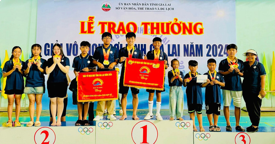 Các thành viên Câu lạc bộ Go Swimming giành 8 huy chương vàng ở Giải Vô địch Bơi toàn tỉnh năm 2024. Ảnh: L.V.N
